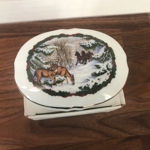 Vintage 1986 Heritage House Music Box